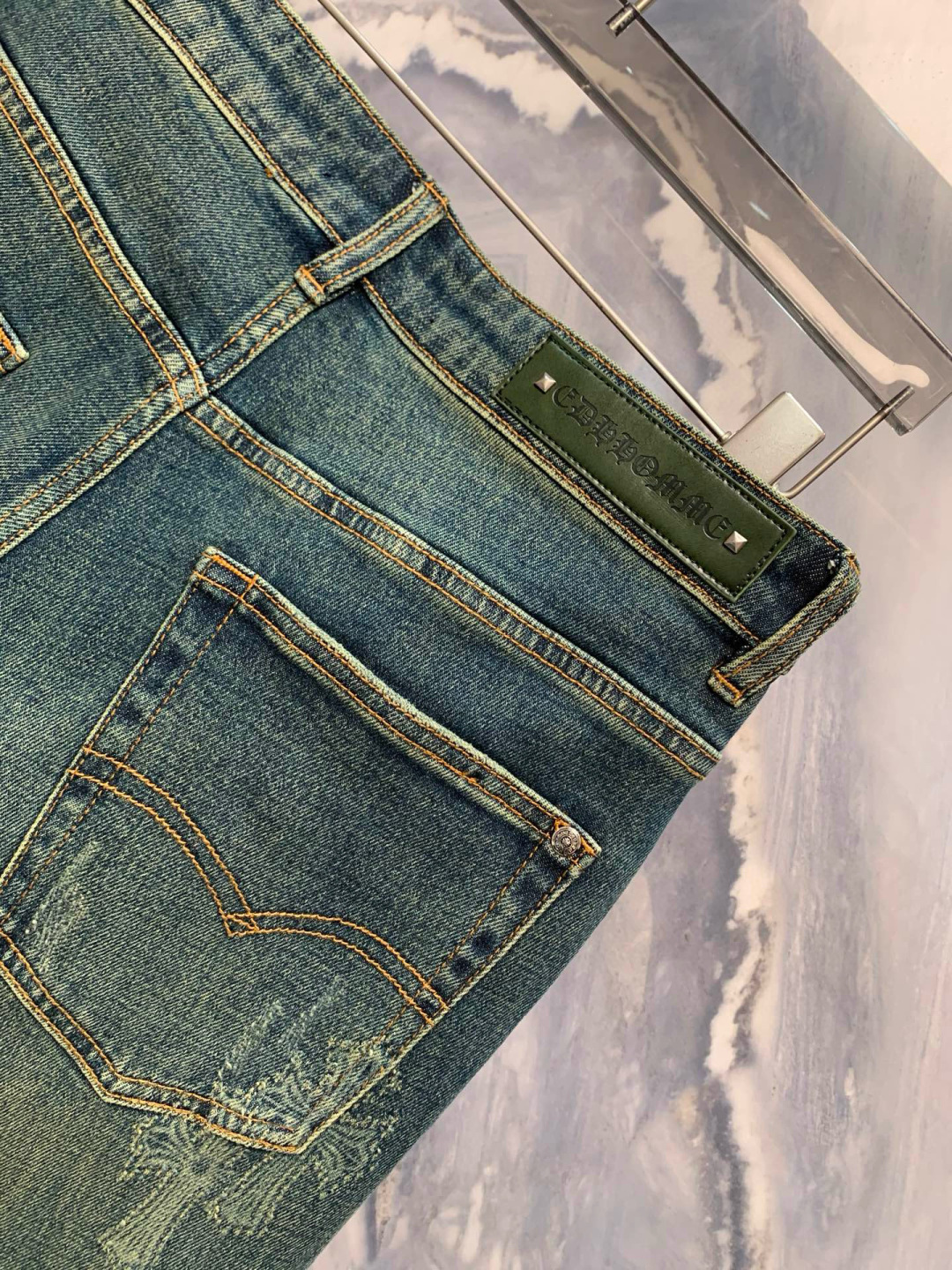 东京银座限定发售的男士早秋新品烧花直筒水洗蓝色牛仔裤，以其独特的细节处理和高级质感，彰显着不凡的品味与格