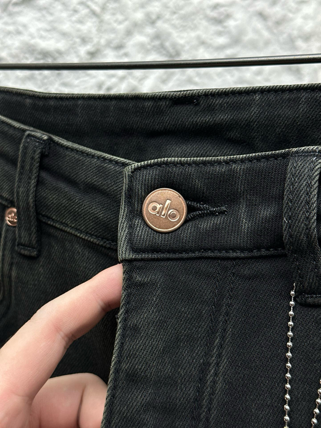 AIO专柜同步发售的早秋新品男士牛仔裤，以其精致的细节和卓越的品质，成为了时尚界的焦点。首先，牛仔裤采用