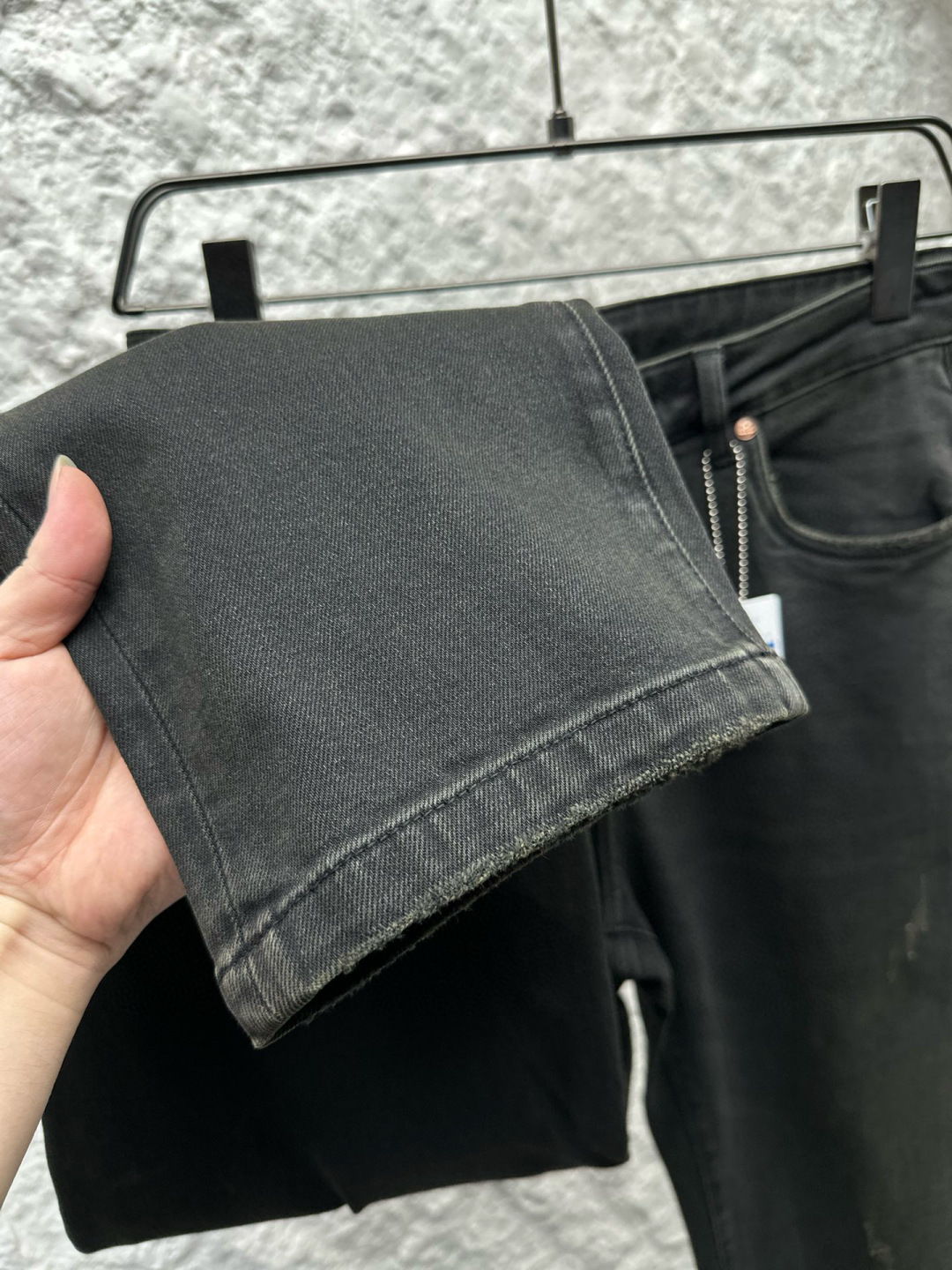 AIO专柜同步发售的早秋新品男士牛仔裤，以其精致的细节和卓越的品质，成为了时尚界的焦点。首先，牛仔裤采用