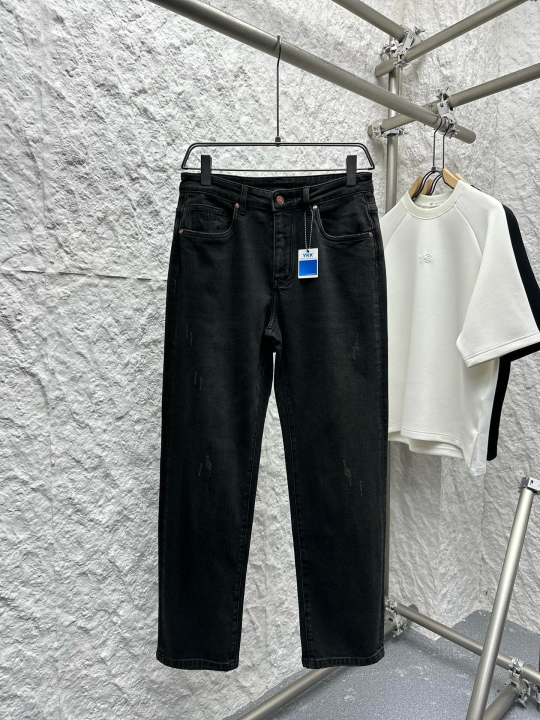 AIO专柜同步发售的早秋新品男士牛仔裤，以其精致的细节和卓越的品质，成为了时尚界的焦点。首先，牛仔裤采用