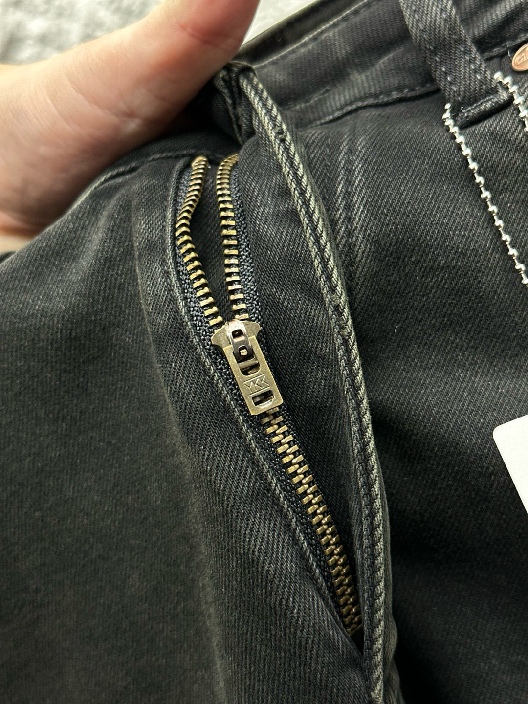 AIO专柜同步发售的早秋新品男士牛仔裤，以其精致的细节和卓越的品质，成为了时尚界的焦点。首先，牛仔裤采用