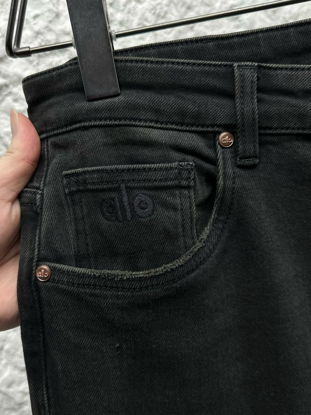 AIO专柜同步发售的早秋新品男士牛仔裤，以其精致的细节和卓越的品质，成为了时尚界的焦点。首先，牛仔裤采用