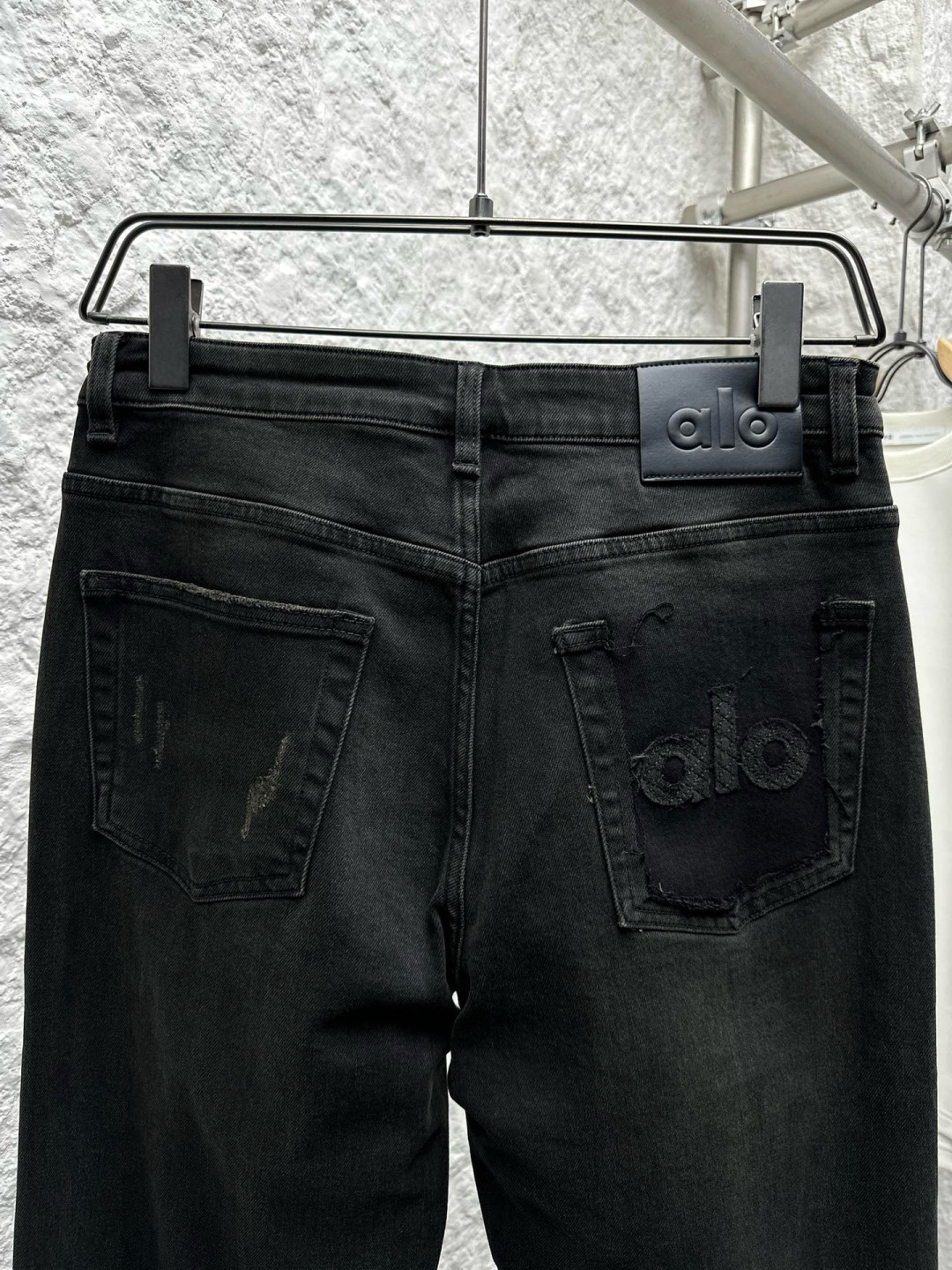 AIO专柜同步发售的早秋新品男士牛仔裤，以其精致的细节和卓越的品质，成为了时尚界的焦点。首先，牛仔裤采用