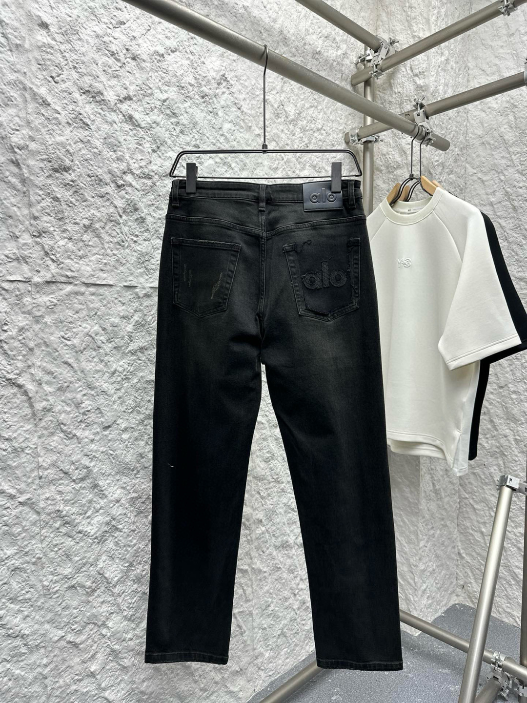 AIO专柜同步发售的早秋新品男士牛仔裤，以其精致的细节和卓越的品质，成为了时尚界的焦点。首先，牛仔裤采用