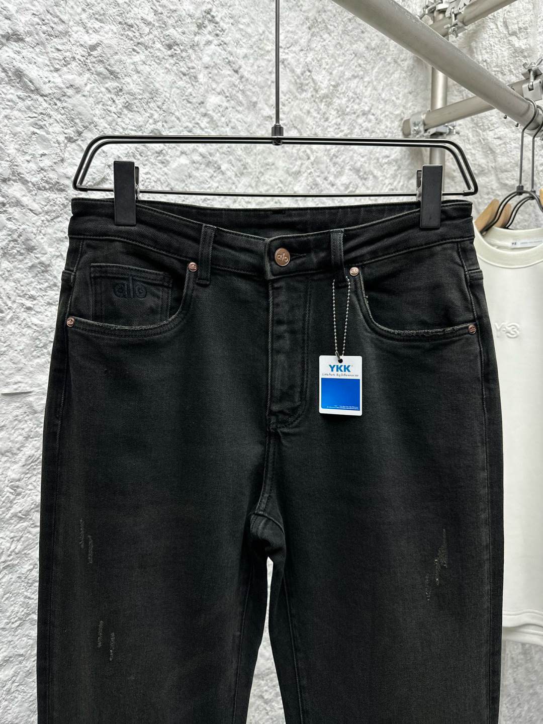 AIO专柜同步发售的早秋新品男士牛仔裤，以其精致的细节和卓越的品质，成为了时尚界的焦点。首先，牛仔裤采用