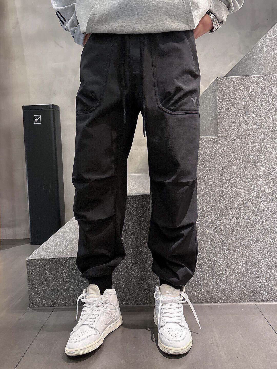 Y-3🌟新款春夏长裤👖采用优质面料，亲肤舒适！版型完美！百搭款！裤头logo标识，后双大口袋设计别具一格