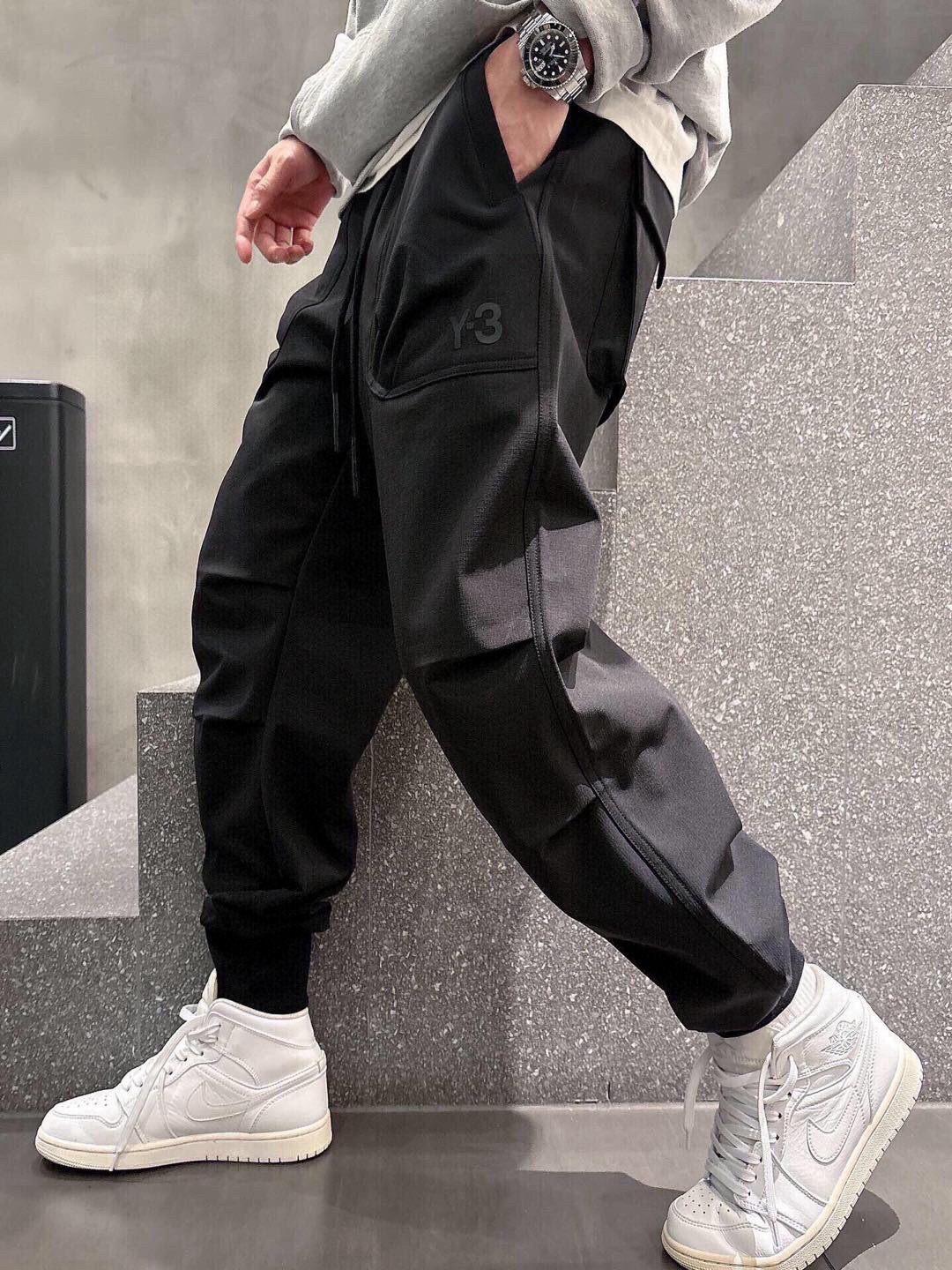 Y-3🌟新款春夏长裤👖采用优质面料，亲肤舒适！版型完美！百搭款！裤头logo标识，后双大口袋设计别具一格