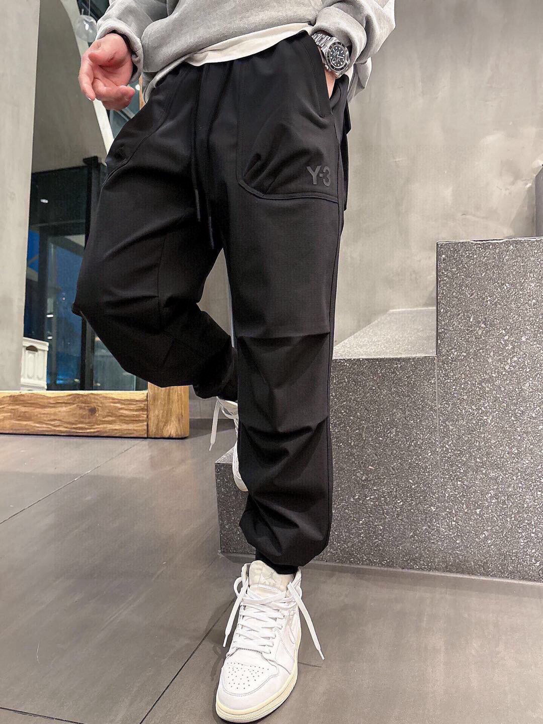 Y-3🌟新款春夏长裤👖采用优质面料，亲肤舒适！版型完美！百搭款！裤头logo标识，后双大口袋设计别具一格