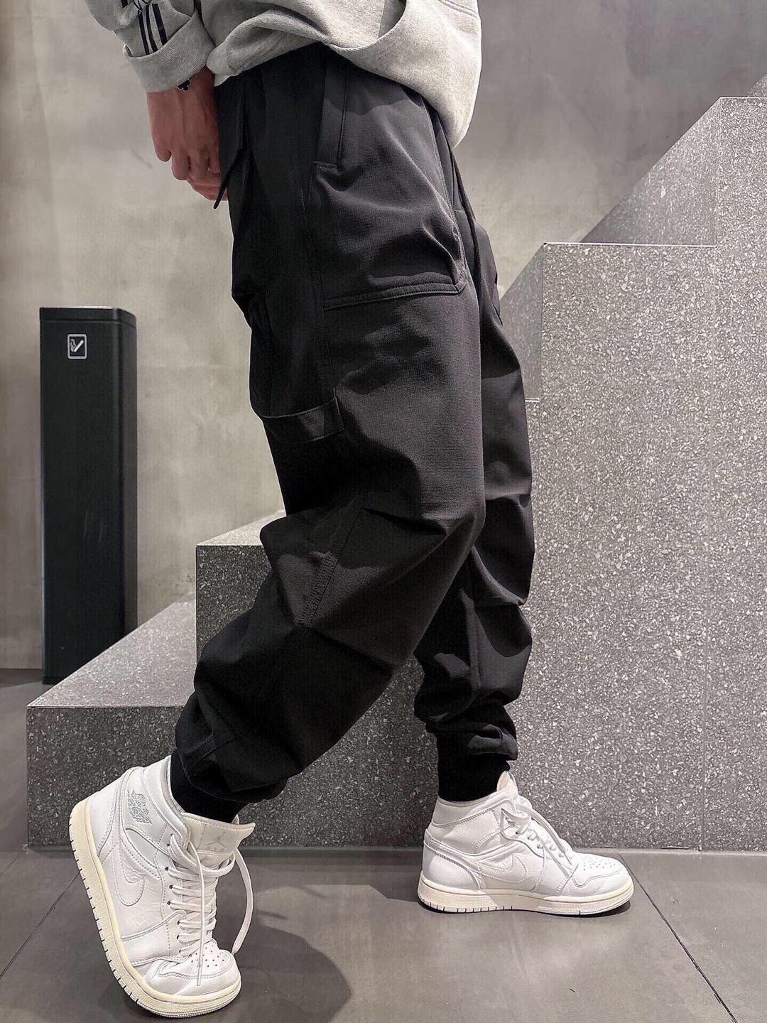 Y-3🌟新款春夏长裤👖采用优质面料，亲肤舒适！版型完美！百搭款！裤头logo标识，后双大口袋设计别具一格