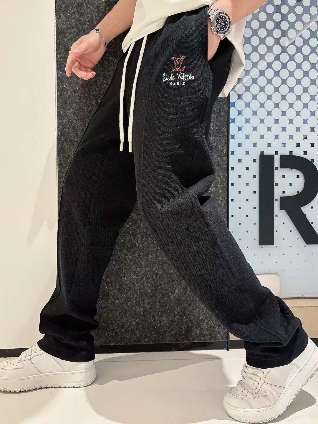 驴牌 2025早秋款休闲卫裤尺码：M-3XL版型：直筒裤型工艺：针织提花面料 重榜梯极双面 前幅工log