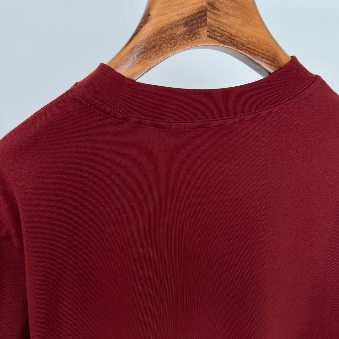 华伦天奴25夏季这款短袖好绝！植绒字母logo印花超有质感，纯棉材质舒服透气，宽松版型百搭到不行~颜色：