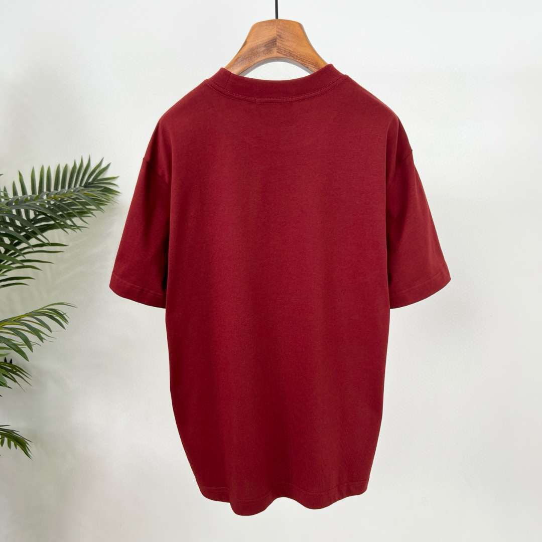 华伦天奴25夏季这款短袖好绝！植绒字母logo印花超有质感，纯棉材质舒服透气，宽松版型百搭到不行~颜色：