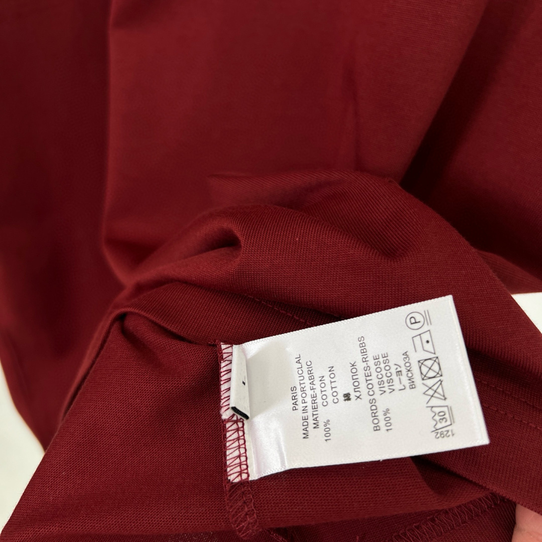 华伦天奴25夏季这款短袖好绝！植绒字母logo印花超有质感，纯棉材质舒服透气，宽松版型百搭到不行~颜色：