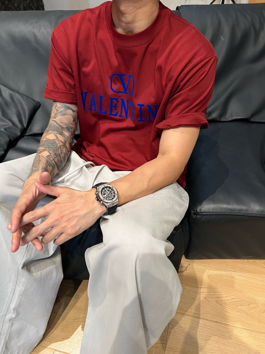 华伦天奴25夏季这款短袖好绝！植绒字母logo印花超有质感，纯棉材质舒服透气，宽松版型百搭到不行~颜色：