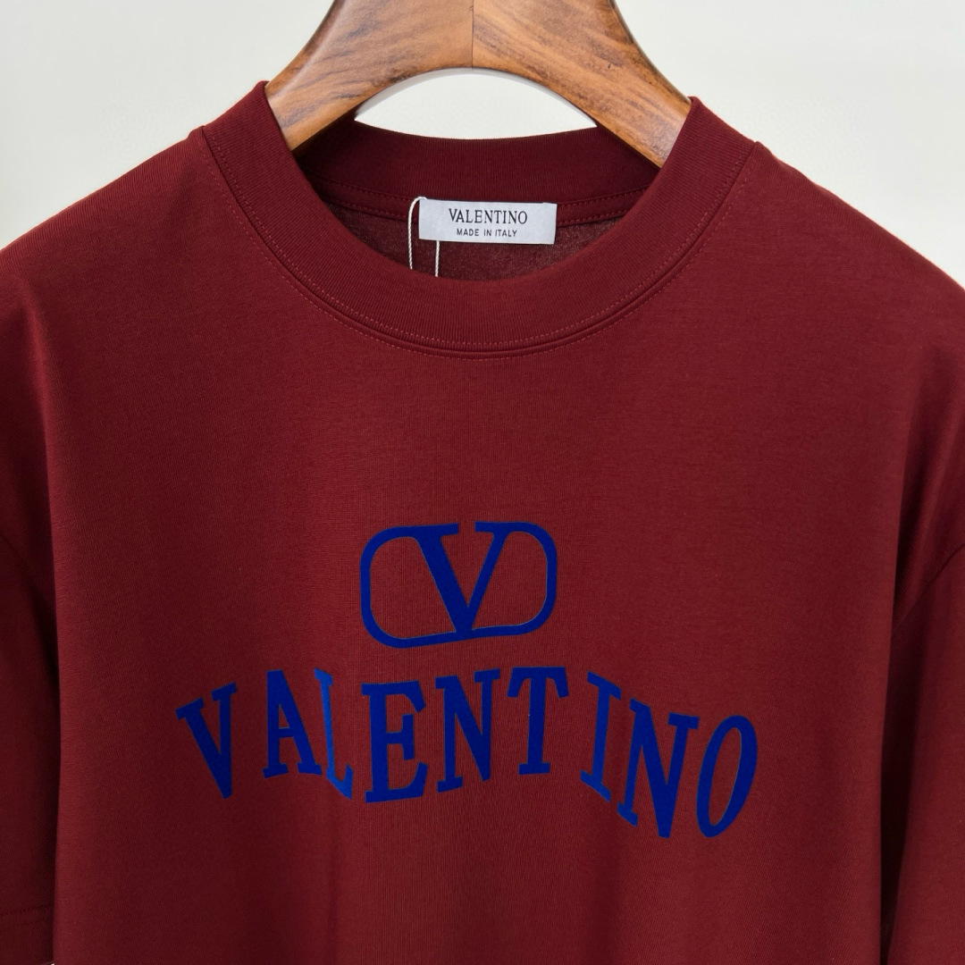 华伦天奴25夏季这款短袖好绝！植绒字母logo印花超有质感，纯棉材质舒服透气，宽松版型百搭到不行~颜色：