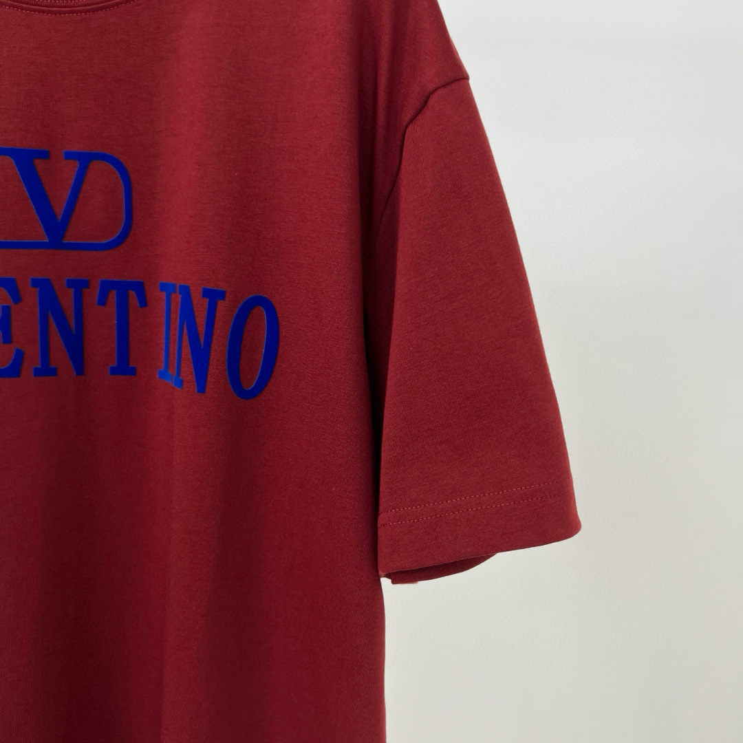 华伦天奴25夏季这款短袖好绝！植绒字母logo印花超有质感，纯棉材质舒服透气，宽松版型百搭到不行~颜色：