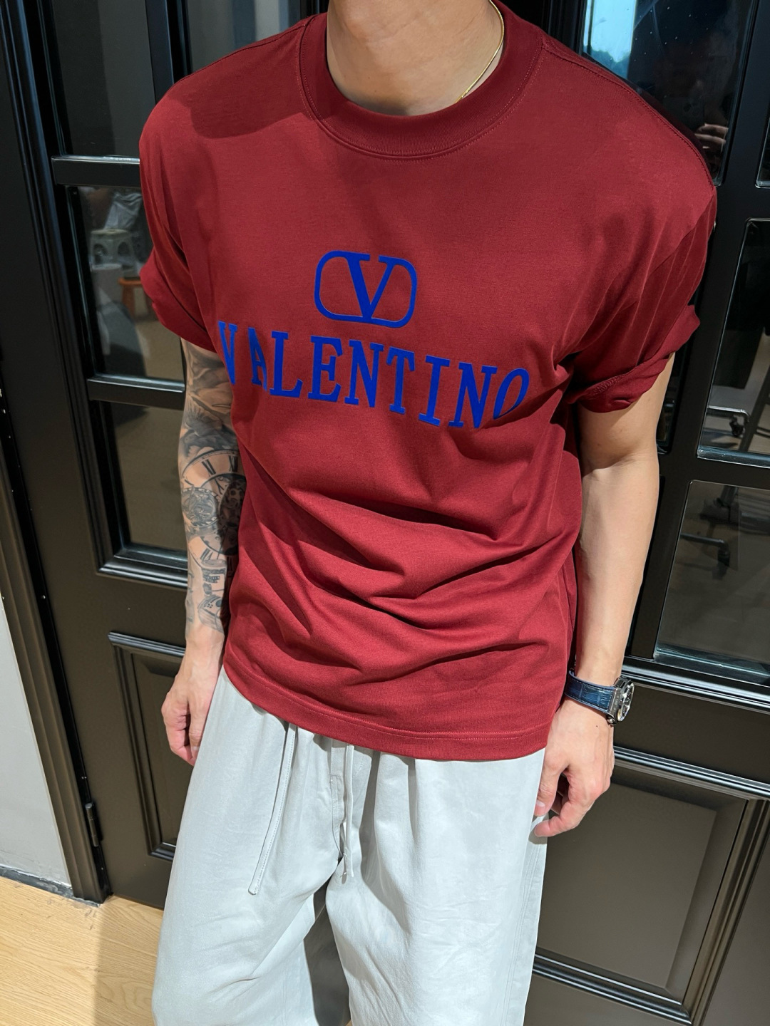 华伦天奴25夏季这款短袖好绝！植绒字母logo印花超有质感，纯棉材质舒服透气，宽松版型百搭到不行~颜色：