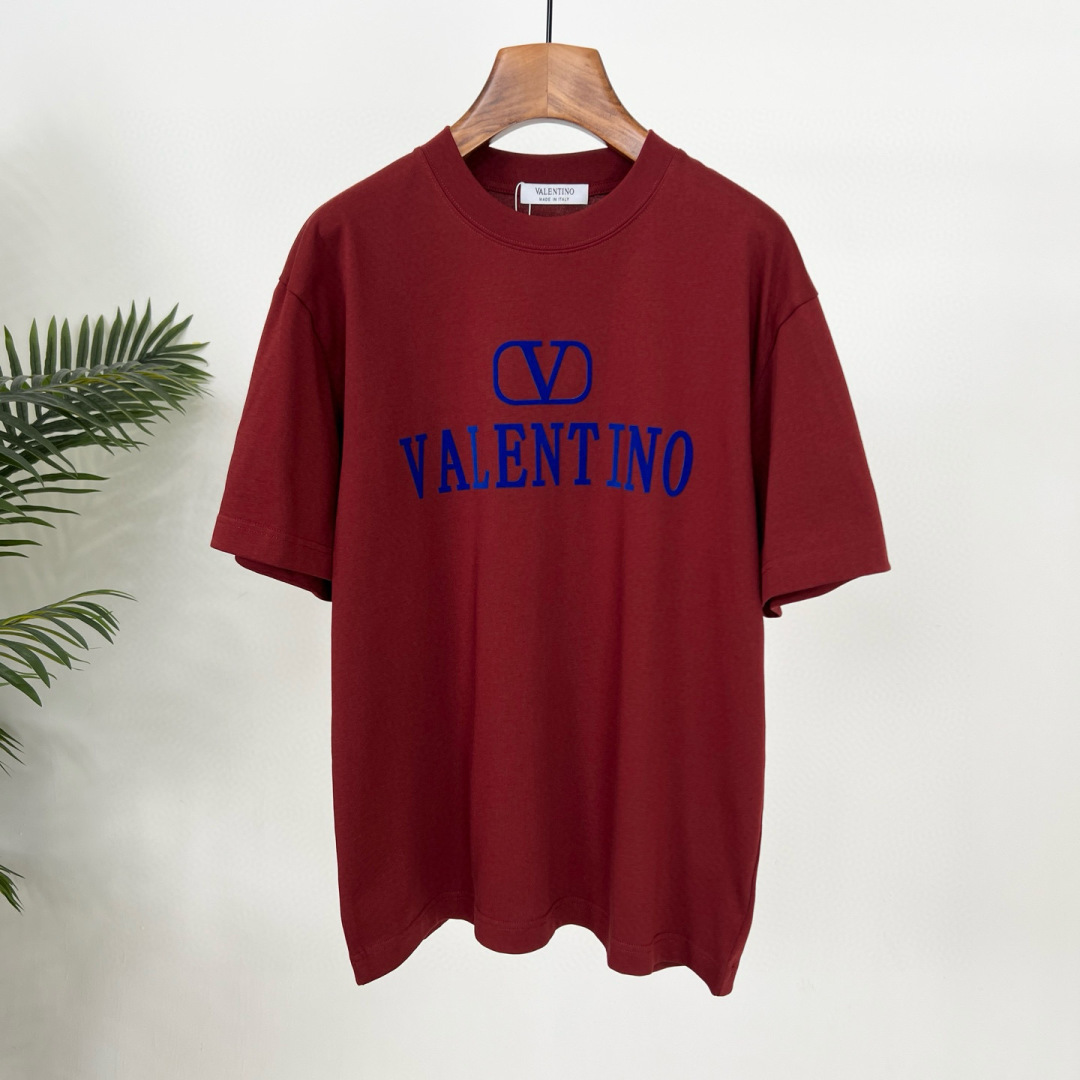 华伦天奴25夏季这款短袖好绝！植绒字母logo印花超有质感，纯棉材质舒服透气，宽松版型百搭到不行~颜色：