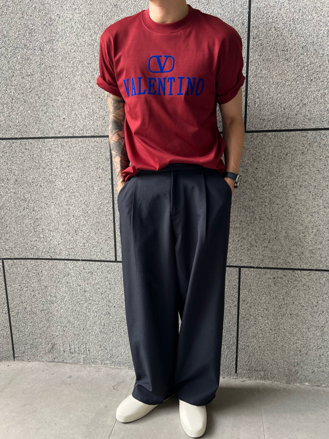 华伦天奴25夏季这款短袖好绝！植绒字母logo印花超有质感，纯棉材质舒服透气，宽松版型百搭到不行~颜色：