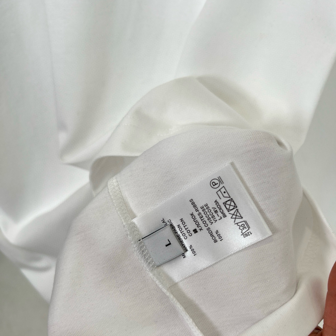 华伦天奴25夏季这款短袖好绝！植绒字母logo印花超有质感，纯棉材质舒服透气，宽松版型百搭到不行~颜色：