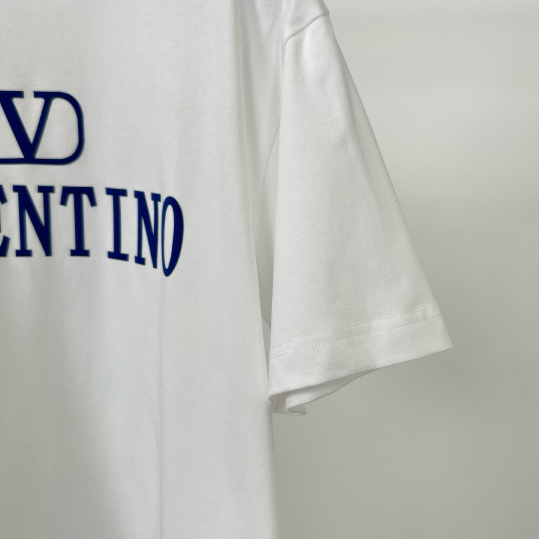 华伦天奴25夏季这款短袖好绝！植绒字母logo印花超有质感，纯棉材质舒服透气，宽松版型百搭到不行~颜色：