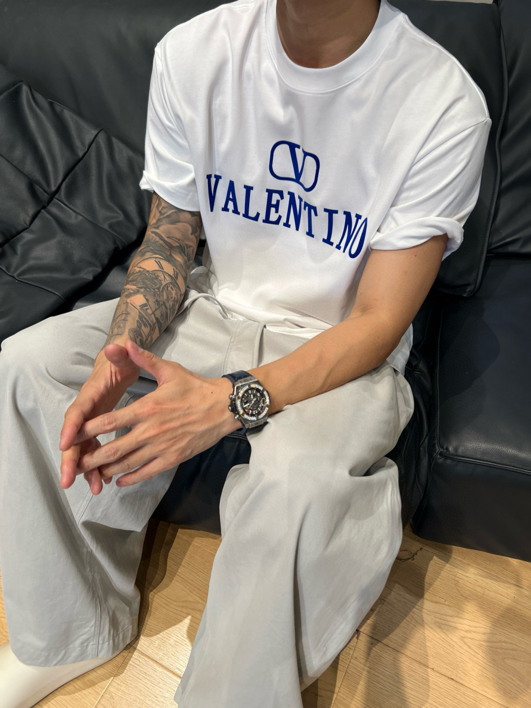 华伦天奴25夏季这款短袖好绝！植绒字母logo印花超有质感，纯棉材质舒服透气，宽松版型百搭到不行~颜色：