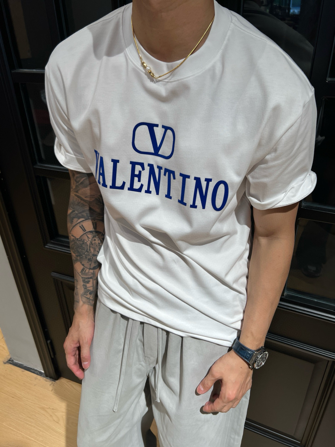 华伦天奴25夏季这款短袖好绝！植绒字母logo印花超有质感，纯棉材质舒服透气，宽松版型百搭到不行~颜色：