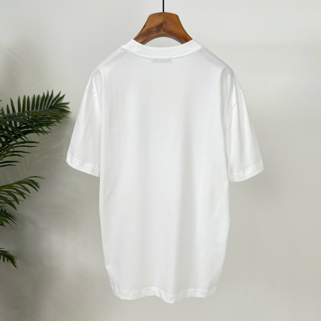 华伦天奴25夏季这款短袖好绝！植绒字母logo印花超有质感，纯棉材质舒服透气，宽松版型百搭到不行~颜色：