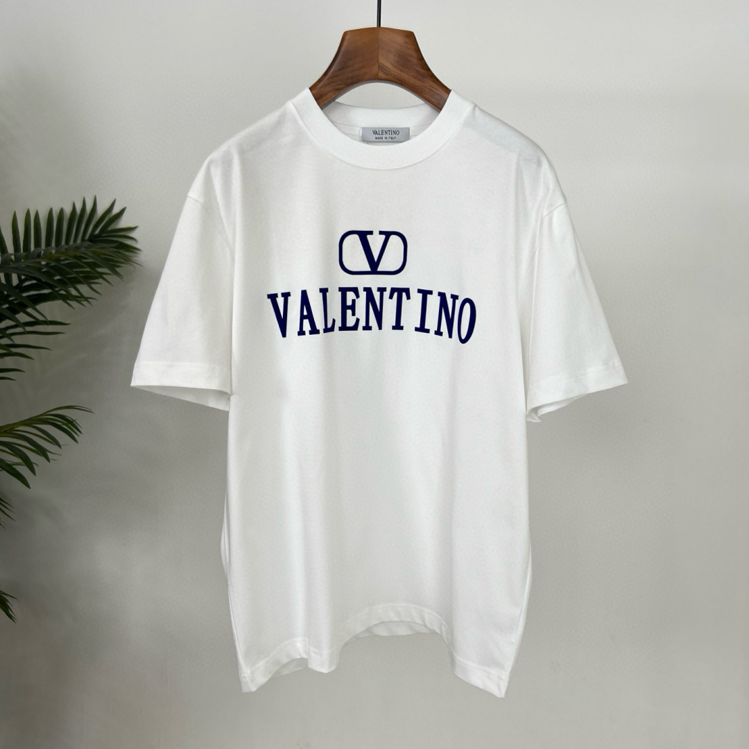 华伦天奴25夏季这款短袖好绝！植绒字母logo印花超有质感，纯棉材质舒服透气，宽松版型百搭到不行~颜色：