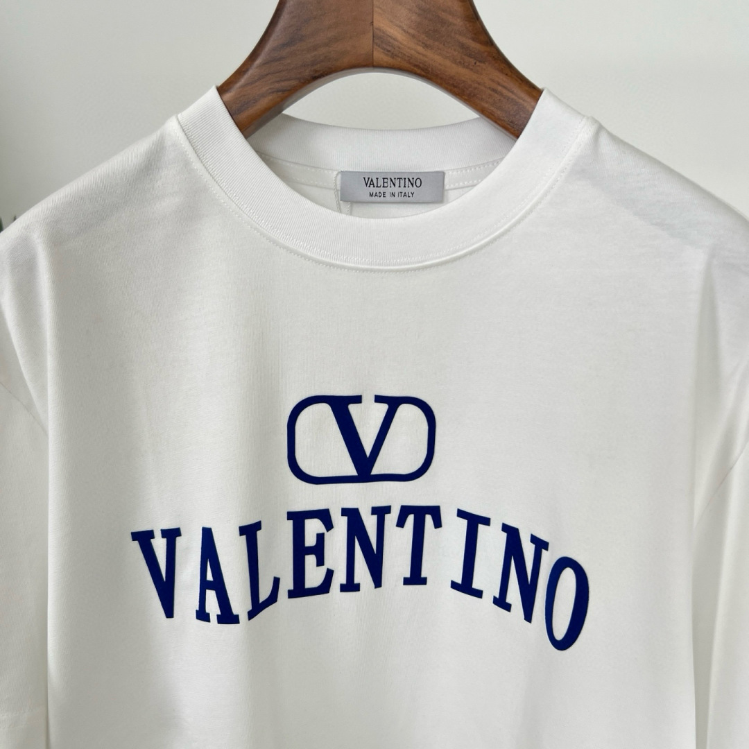 华伦天奴25夏季这款短袖好绝！植绒字母logo印花超有质感，纯棉材质舒服透气，宽松版型百搭到不行~颜色：