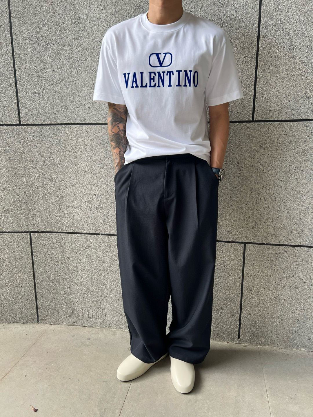 华伦天奴25夏季这款短袖好绝！植绒字母logo印花超有质感，纯棉材质舒服透气，宽松版型百搭到不行~颜色：