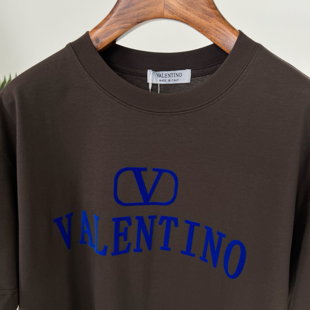 华伦天奴25夏季这款短袖好绝！植绒字母logo印花超有质感，纯棉材质舒服透气，宽松版型百搭到不行~颜色：