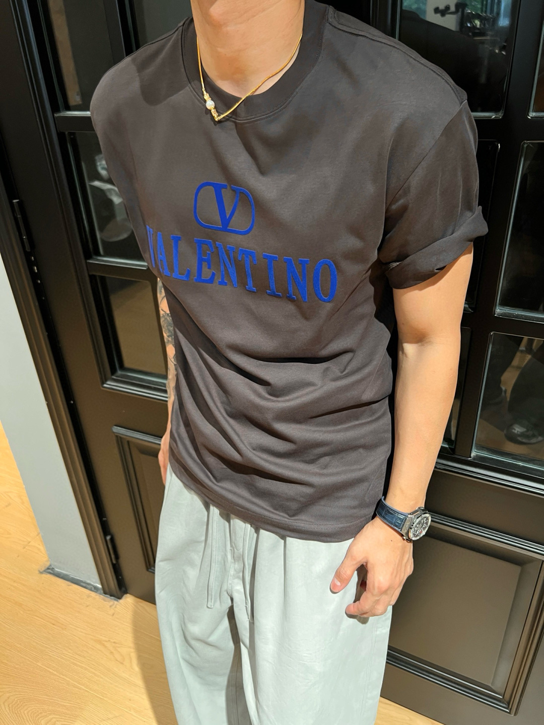 华伦天奴25夏季这款短袖好绝！植绒字母logo印花超有质感，纯棉材质舒服透气，宽松版型百搭到不行~颜色：