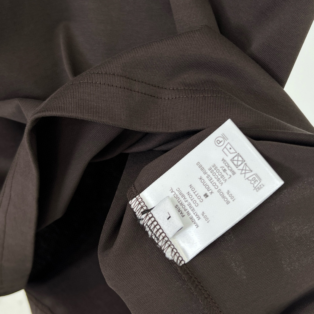 华伦天奴25夏季这款短袖好绝！植绒字母logo印花超有质感，纯棉材质舒服透气，宽松版型百搭到不行~颜色：