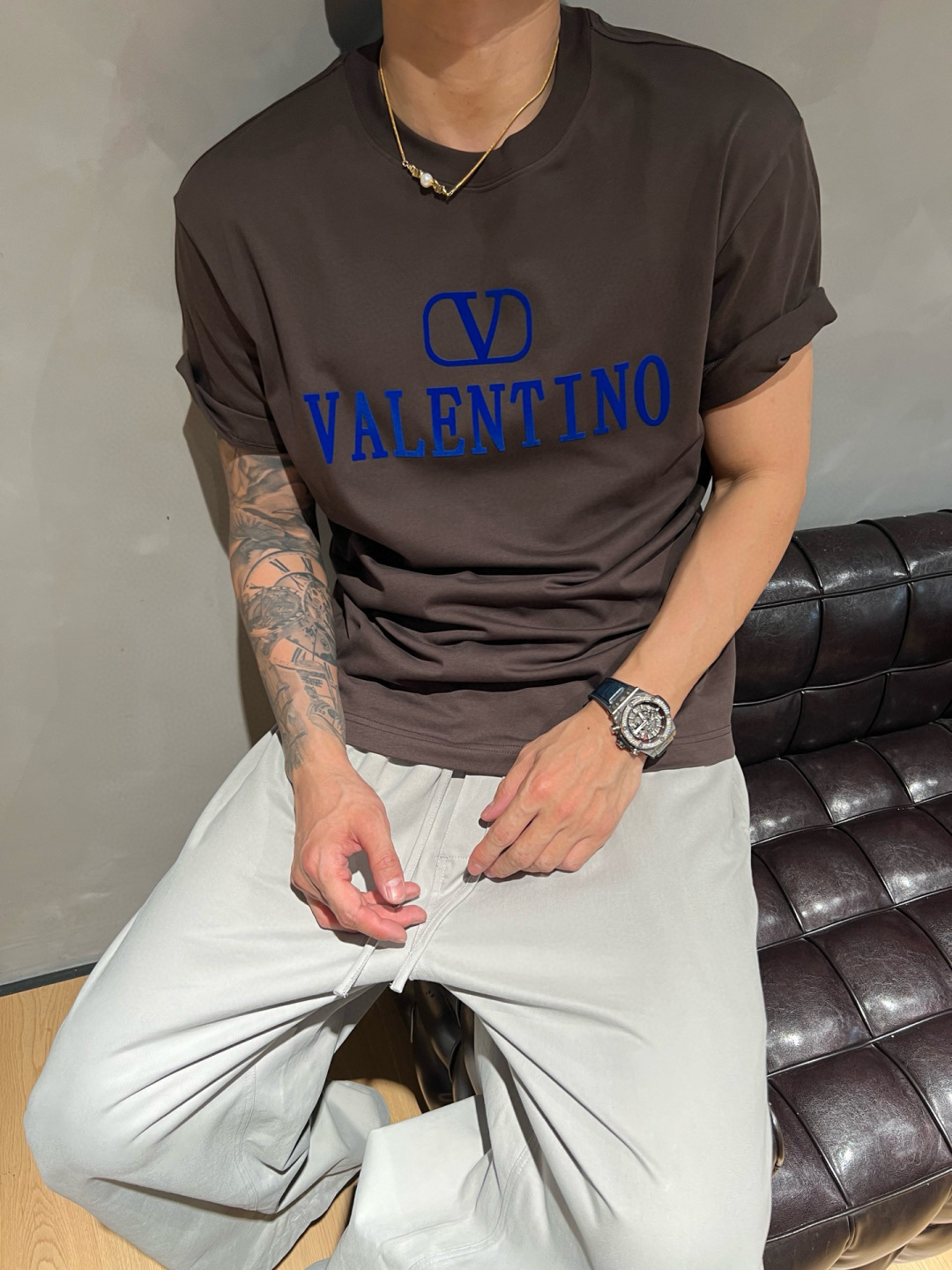 华伦天奴25夏季这款短袖好绝！植绒字母logo印花超有质感，纯棉材质舒服透气，宽松版型百搭到不行~颜色：