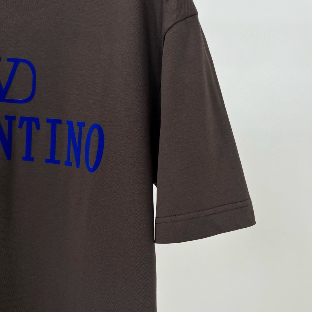 华伦天奴25夏季这款短袖好绝！植绒字母logo印花超有质感，纯棉材质舒服透气，宽松版型百搭到不行~颜色：