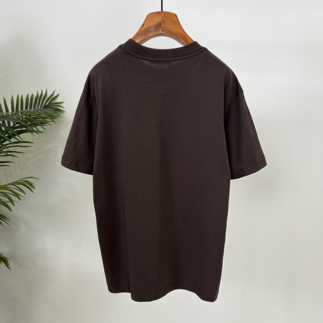 华伦天奴25夏季这款短袖好绝！植绒字母logo印花超有质感，纯棉材质舒服透气，宽松版型百搭到不行~颜色：