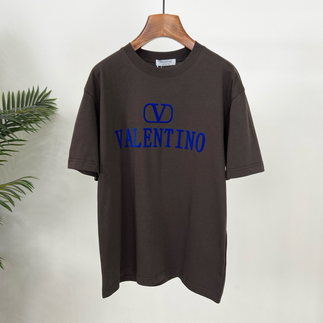 华伦天奴25夏季这款短袖好绝！植绒字母logo印花超有质感，纯棉材质舒服透气，宽松版型百搭到不行~颜色：