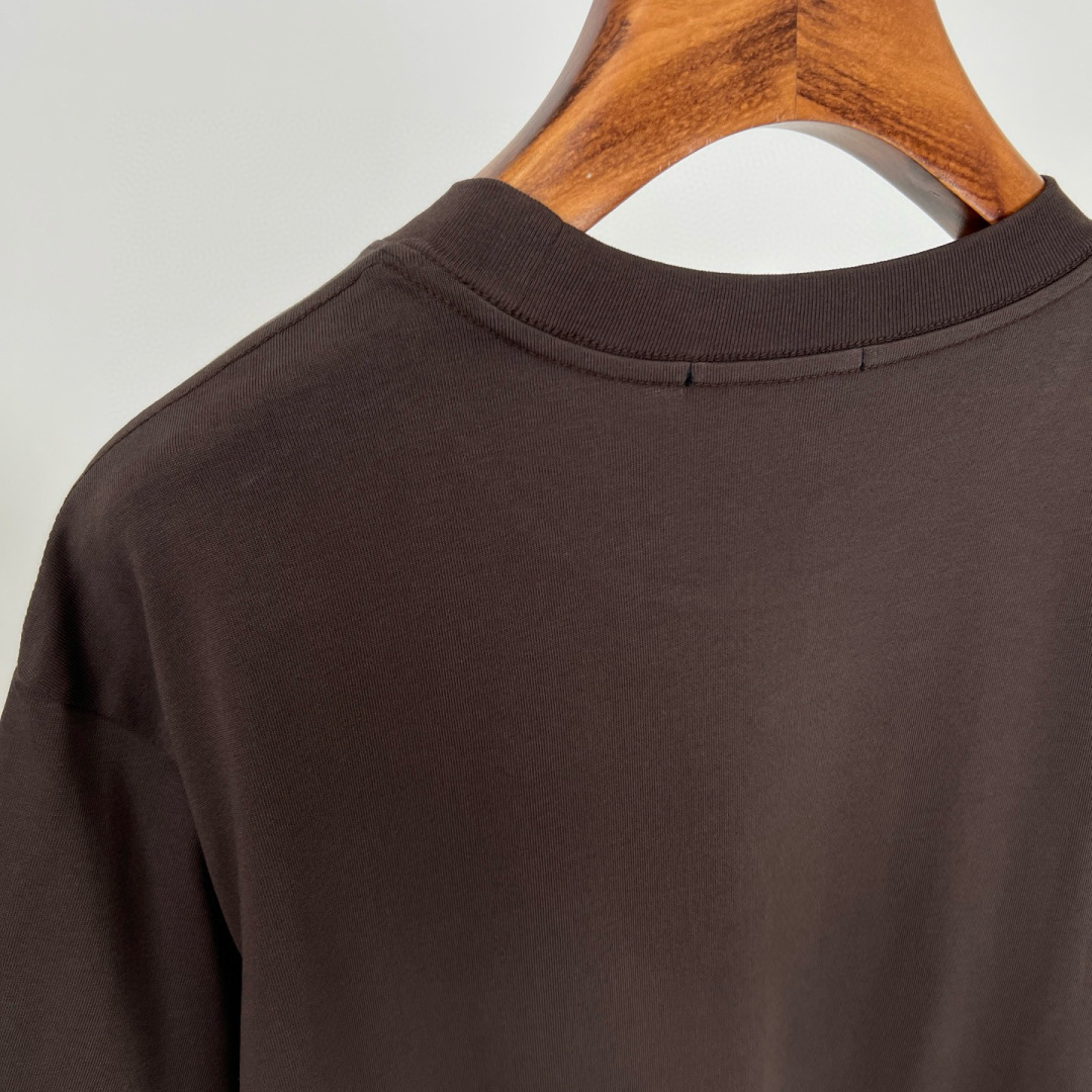 华伦天奴25夏季这款短袖好绝！植绒字母logo印花超有质感，纯棉材质舒服透气，宽松版型百搭到不行~颜色：