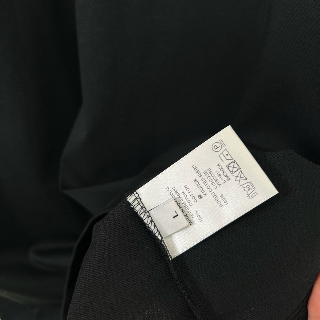 华伦天奴25夏季这款短袖好绝！植绒字母logo印花超有质感，纯棉材质舒服透气，宽松版型百搭到不行~颜色：