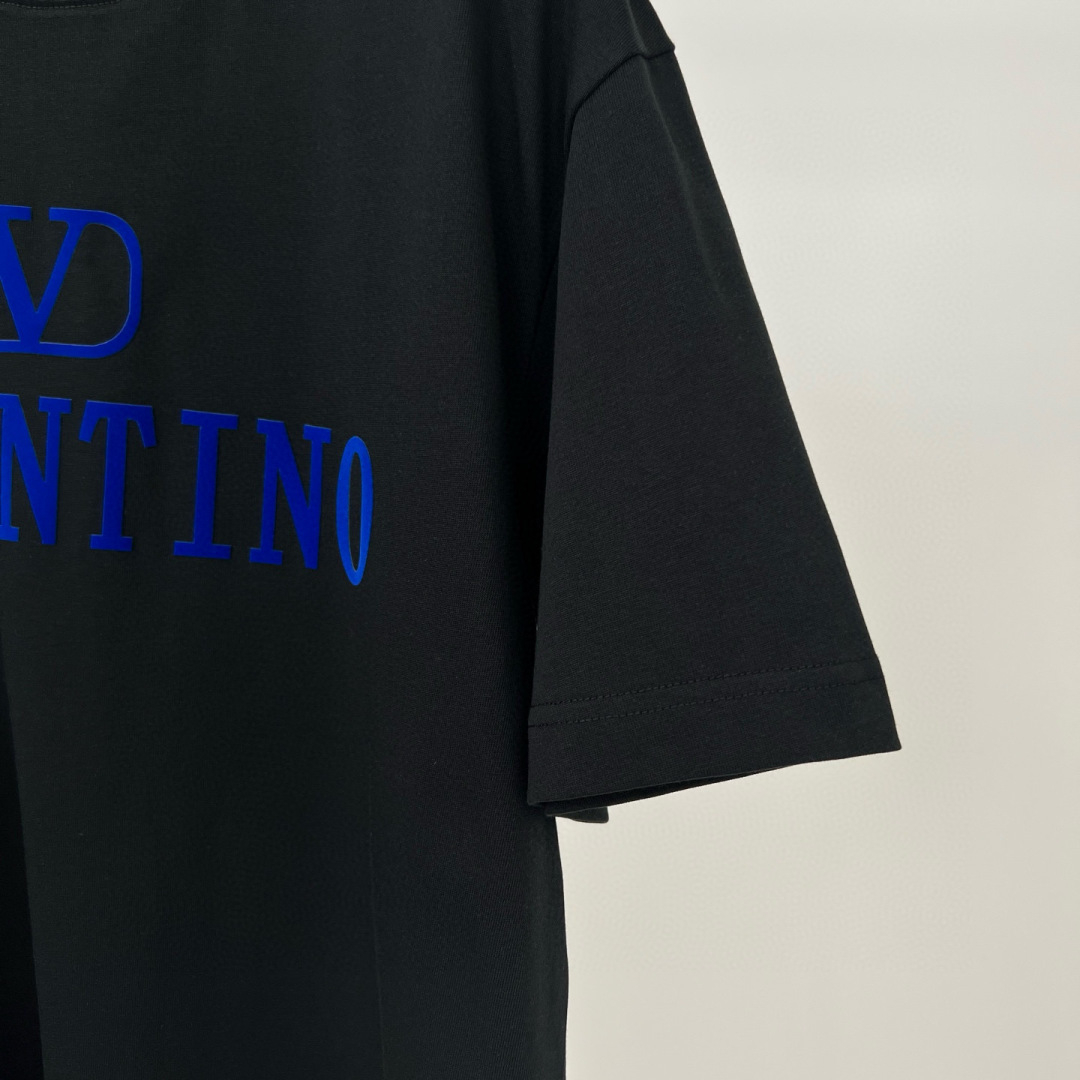 华伦天奴25夏季这款短袖好绝！植绒字母logo印花超有质感，纯棉材质舒服透气，宽松版型百搭到不行~颜色：