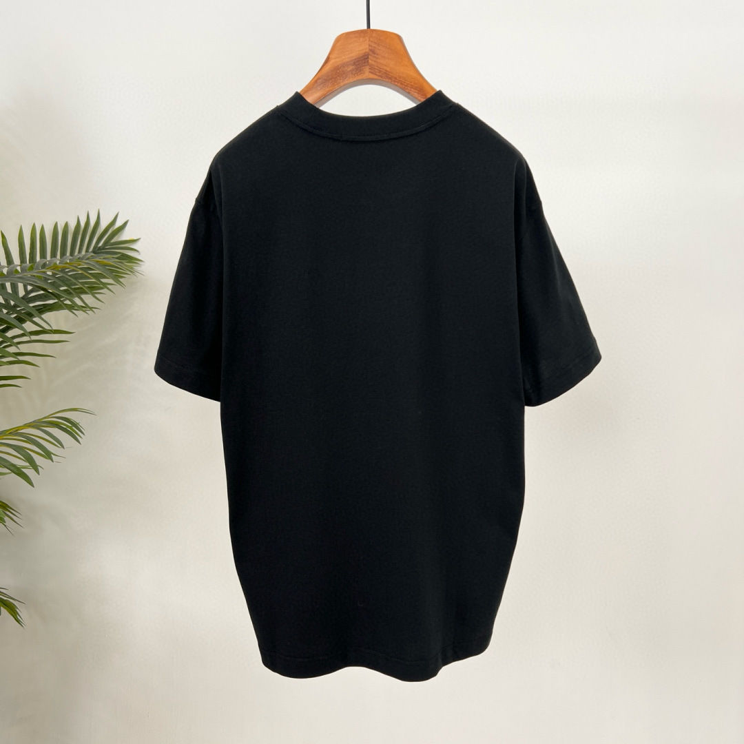 华伦天奴25夏季这款短袖好绝！植绒字母logo印花超有质感，纯棉材质舒服透气，宽松版型百搭到不行~颜色：