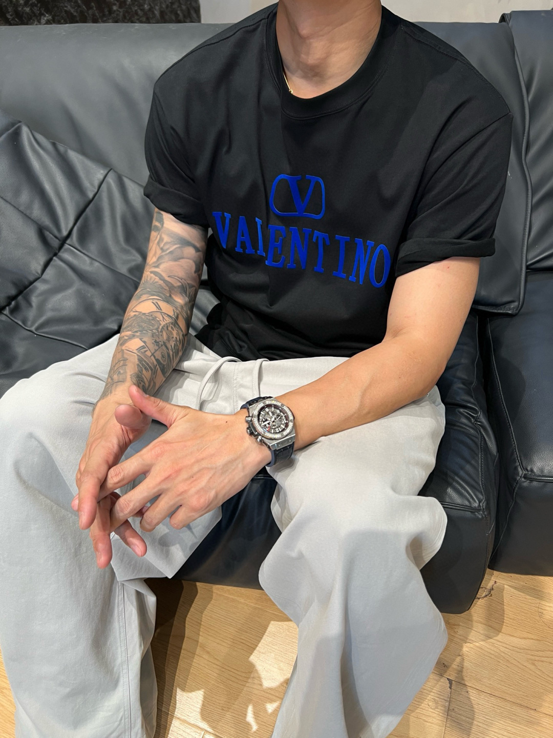 华伦天奴25夏季这款短袖好绝！植绒字母logo印花超有质感，纯棉材质舒服透气，宽松版型百搭到不行~颜色：