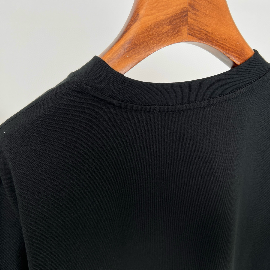 华伦天奴25夏季这款短袖好绝！植绒字母logo印花超有质感，纯棉材质舒服透气，宽松版型百搭到不行~颜色：