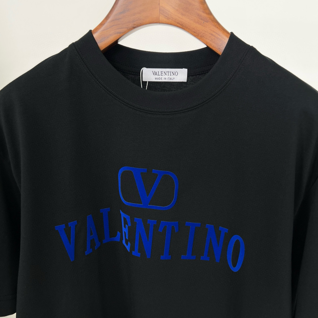 华伦天奴25夏季这款短袖好绝！植绒字母logo印花超有质感，纯棉材质舒服透气，宽松版型百搭到不行~颜色：