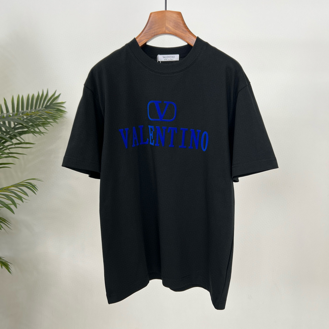 华伦天奴25夏季这款短袖好绝！植绒字母logo印花超有质感，纯棉材质舒服透气，宽松版型百搭到不行~颜色：