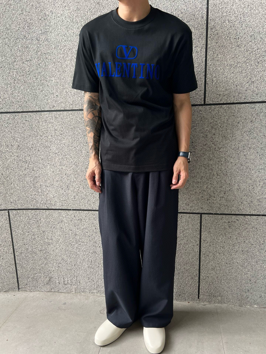 华伦天奴25夏季这款短袖好绝！植绒字母logo印花超有质感，纯棉材质舒服透气，宽松版型百搭到不行~颜色：