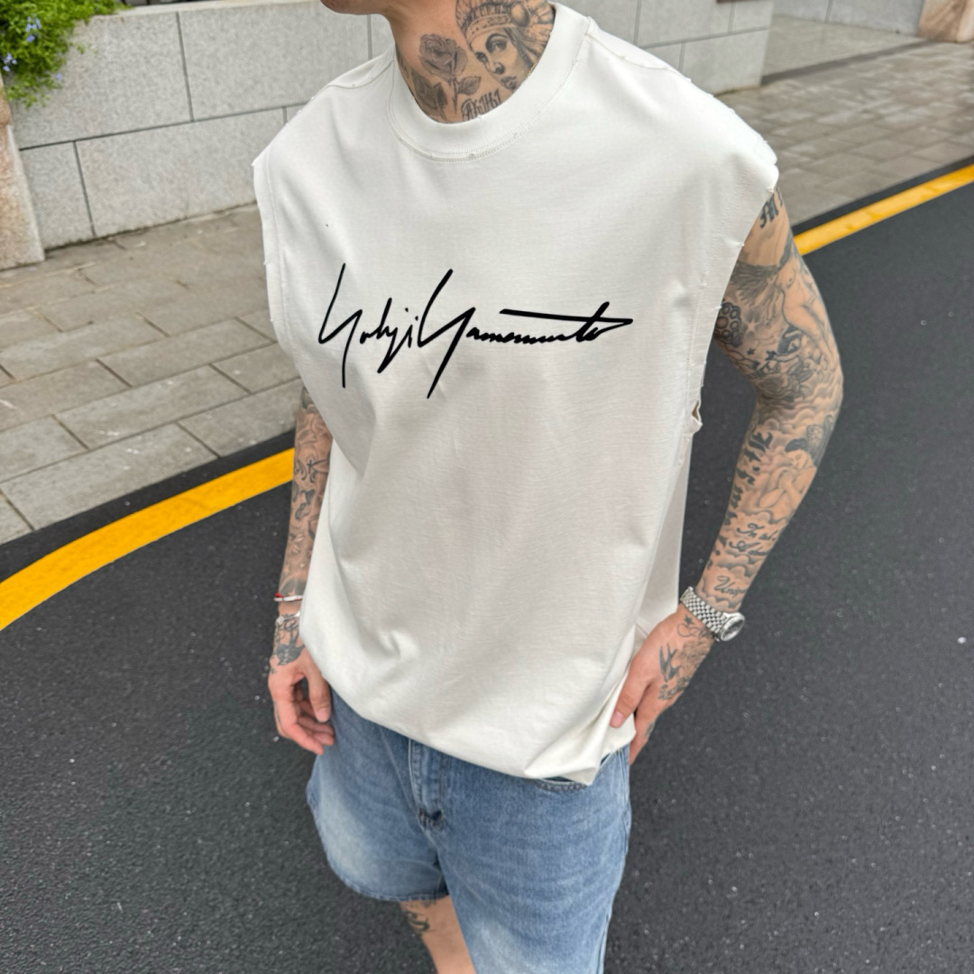 Y-3🌟夏季短袖背心采用优质棉质面料，亲肤舒适！版型完美！百搭款！logo设计别具一格，上身效果潮流时尚