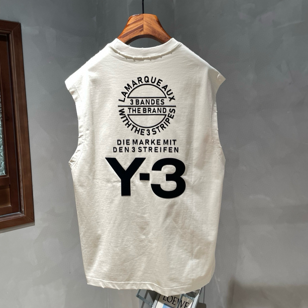 Y-3🌟夏季短袖背心采用优质棉质面料，亲肤舒适！版型完美！百搭款！logo设计别具一格，上身效果潮流时尚