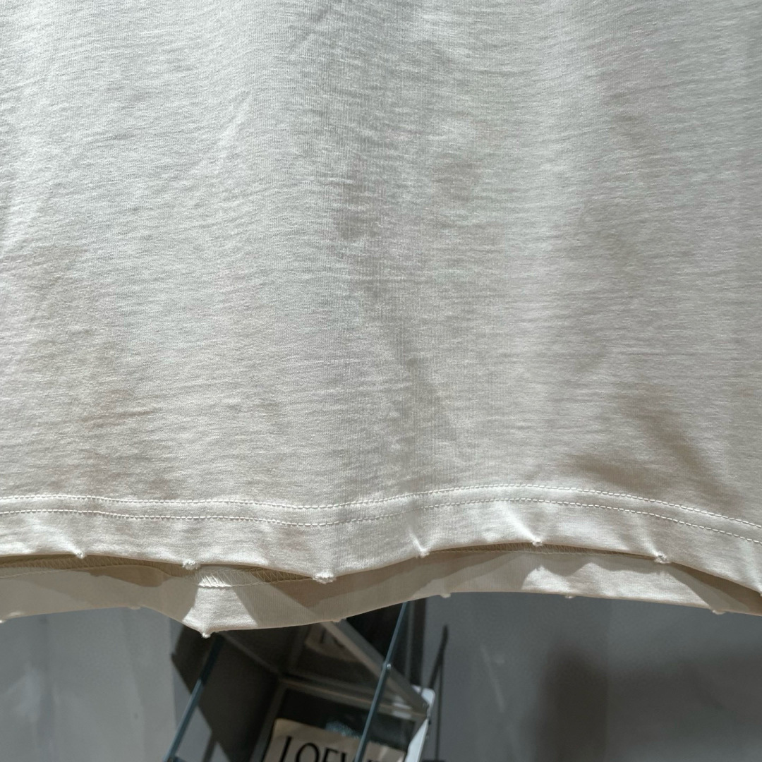 Y-3🌟夏季短袖背心采用优质棉质面料，亲肤舒适！版型完美！百搭款！logo设计别具一格，上身效果潮流时尚